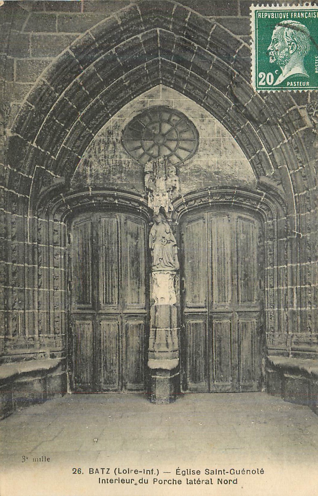 CPA Batz Loire et Inf Eglise Saint Guenole Interieur du Porche lateral Nord