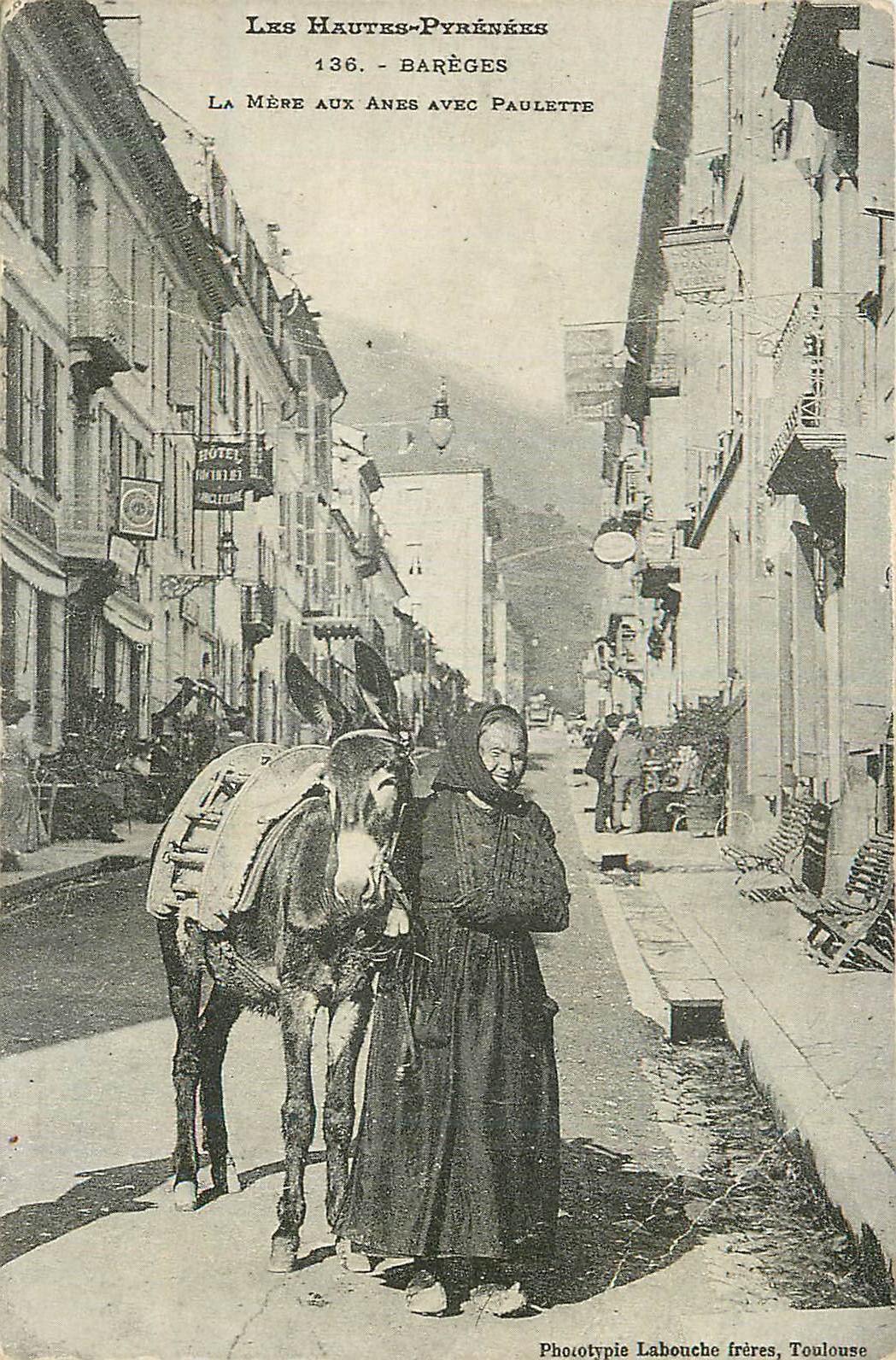 Barèges — Die Frau mit den Eseln und Paulette — Phototypie Labouche frères, Toulouse