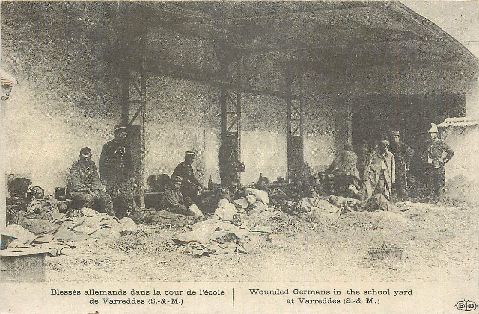 REPRO Blesses allemands dans la cour de l ecole de Varreddes S M Ile de France Militaria