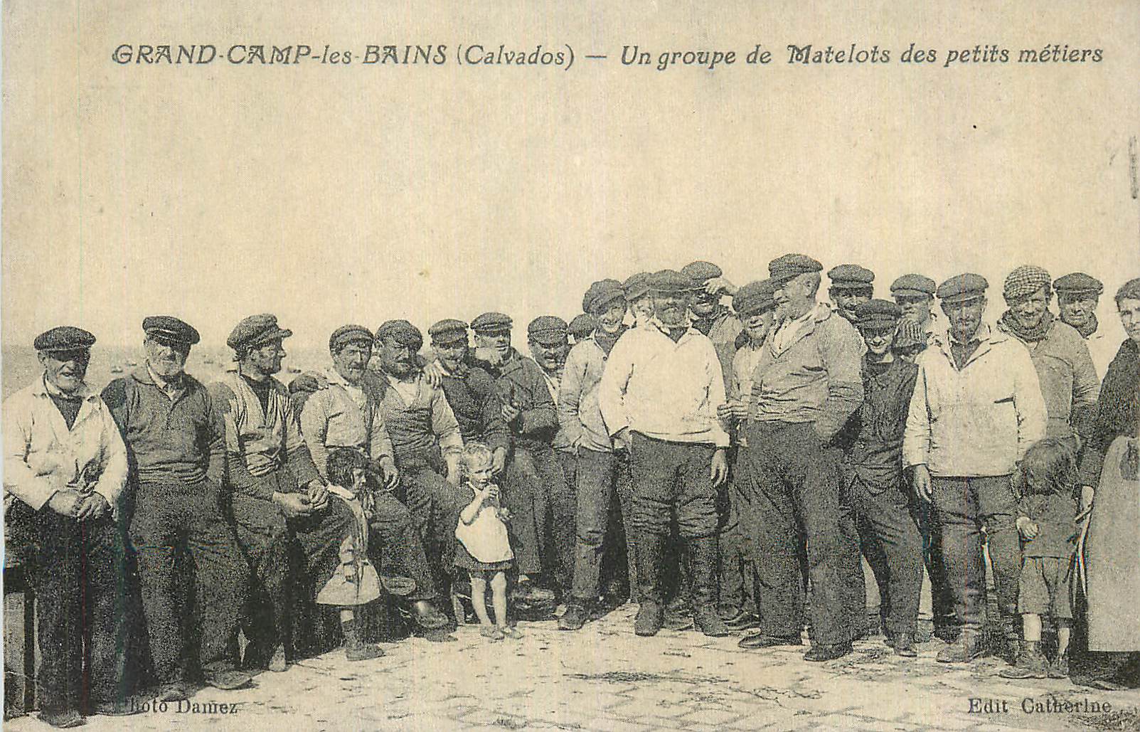 Grand-Camp-les-Bains (Calvados) — Un groupe de Matelots des petits métiers — Edit Catherine