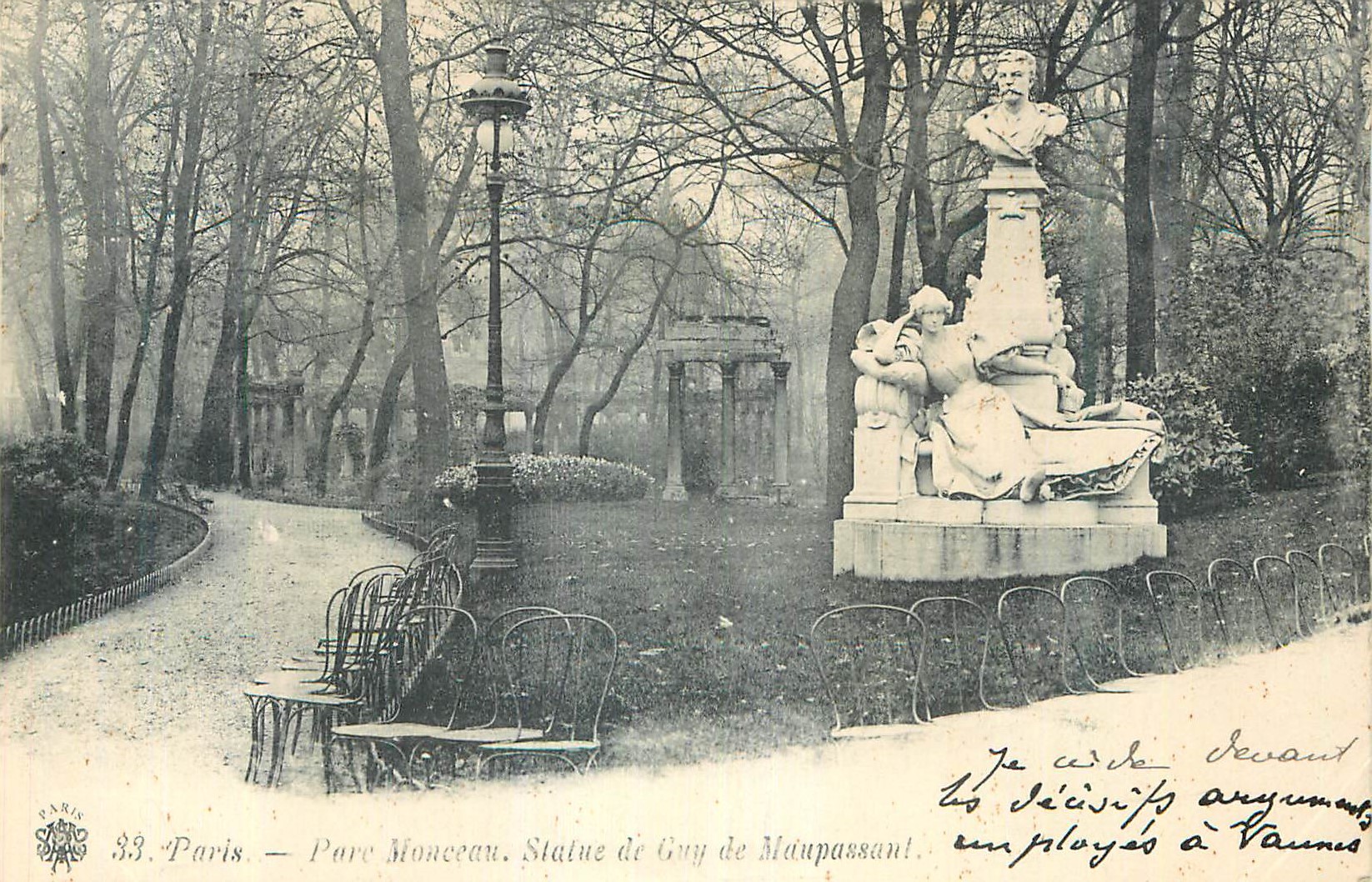 CPA Paris Parc Monceau Statue de Guy de Maupassant