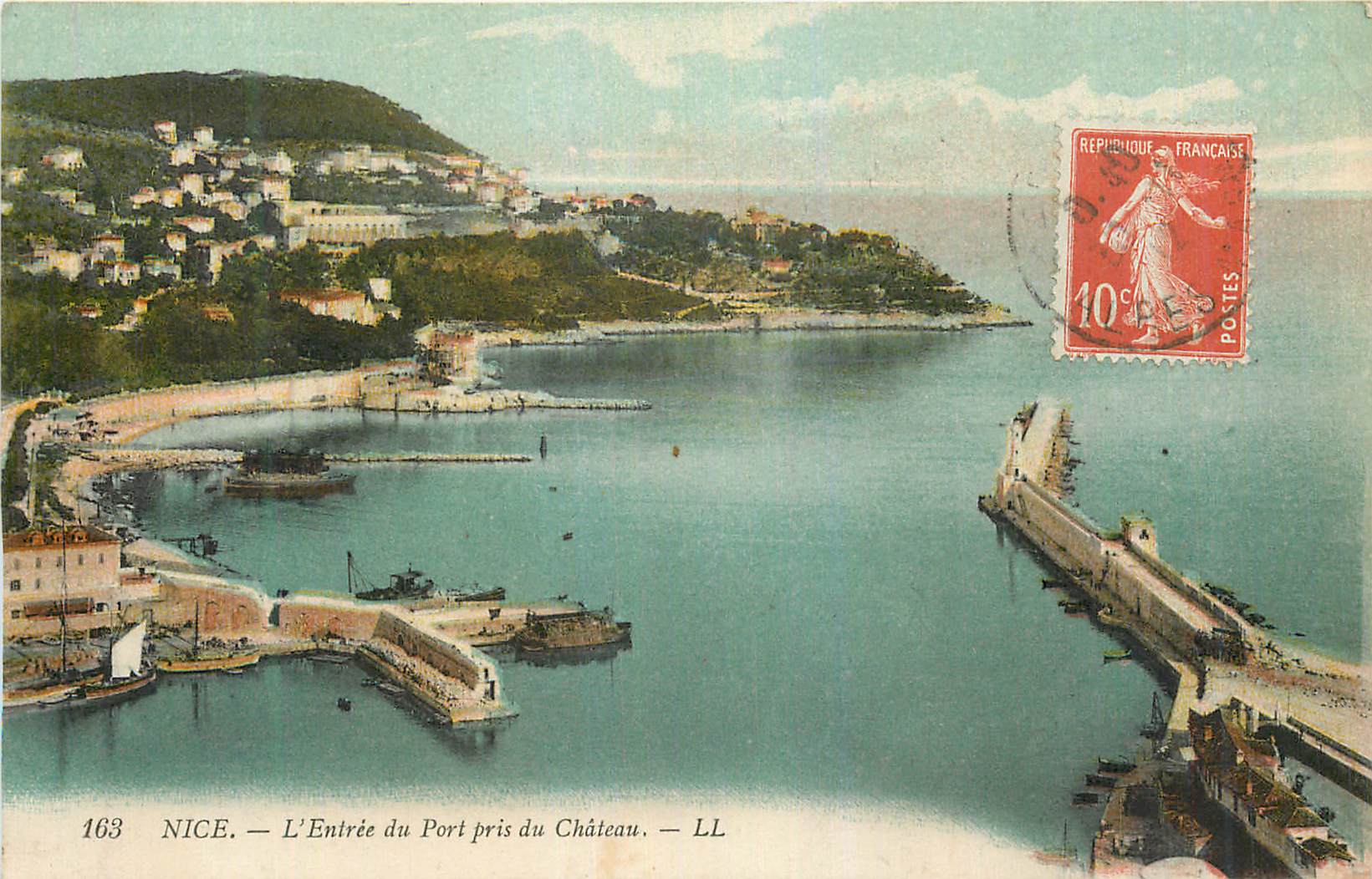 CPA Nice L Entree du Port pris du Chateau