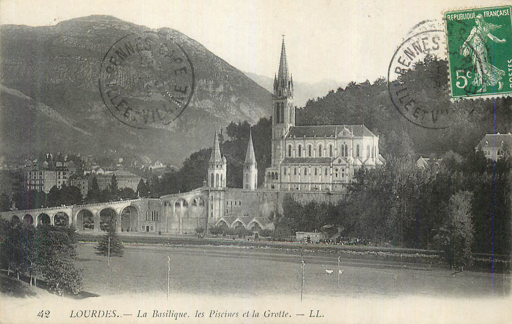 CPA Lourdes La Basilique les Piscines et la Grotte