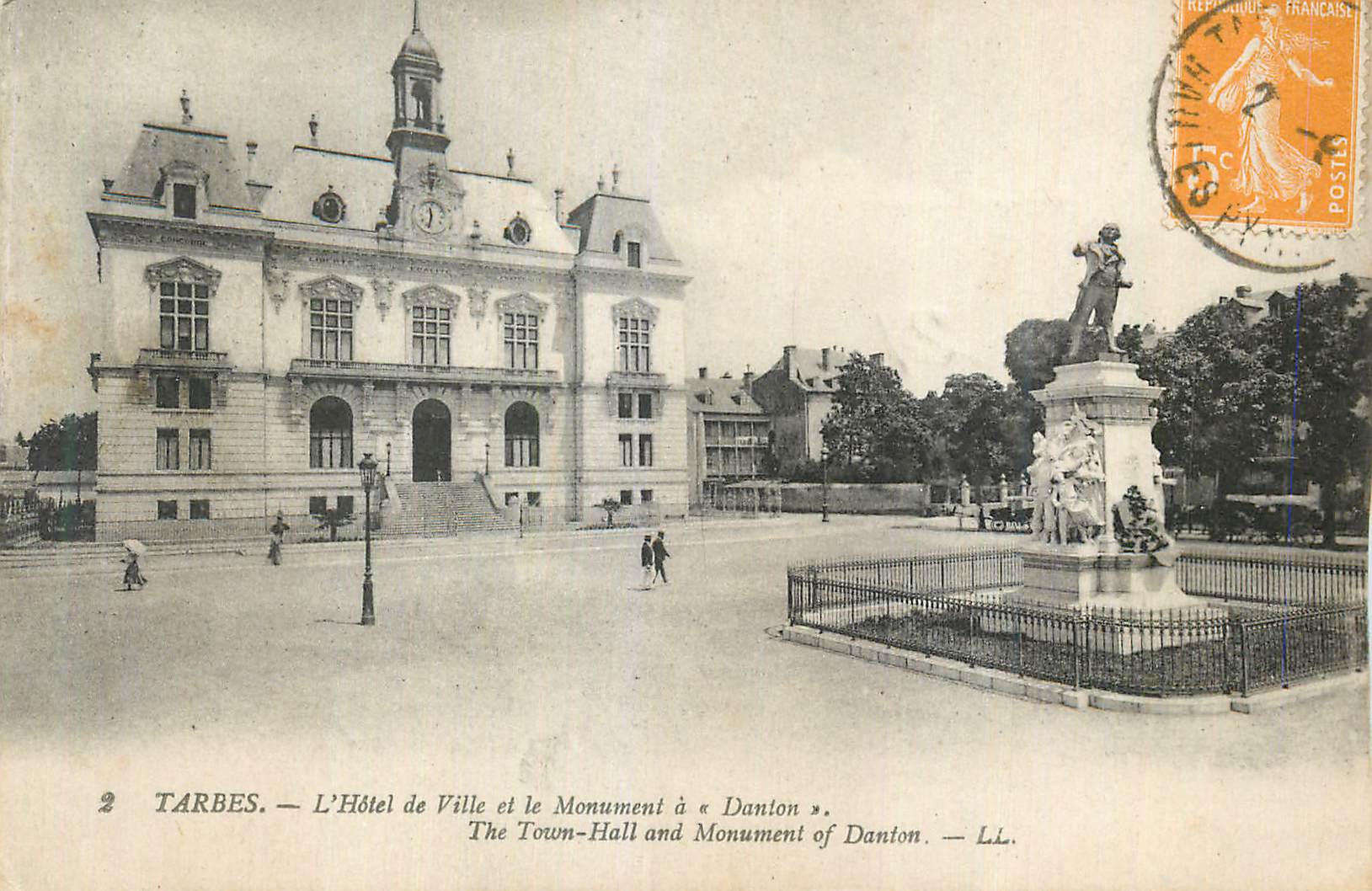 Tarbes — L'Hôtel de Ville et le Monument à « Danton » — LL.