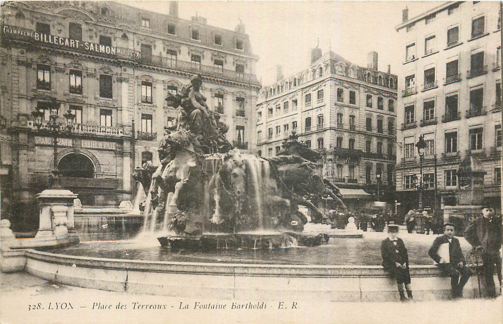 CPA Lyon Place des Terreaux La Fontaine Bartholdi