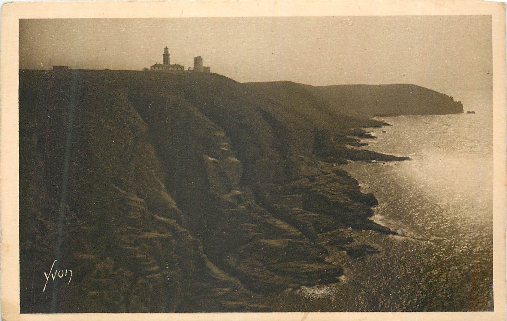 CPA La Douce France Bretagne Cap Frehel Les Douves et le Semaphore
