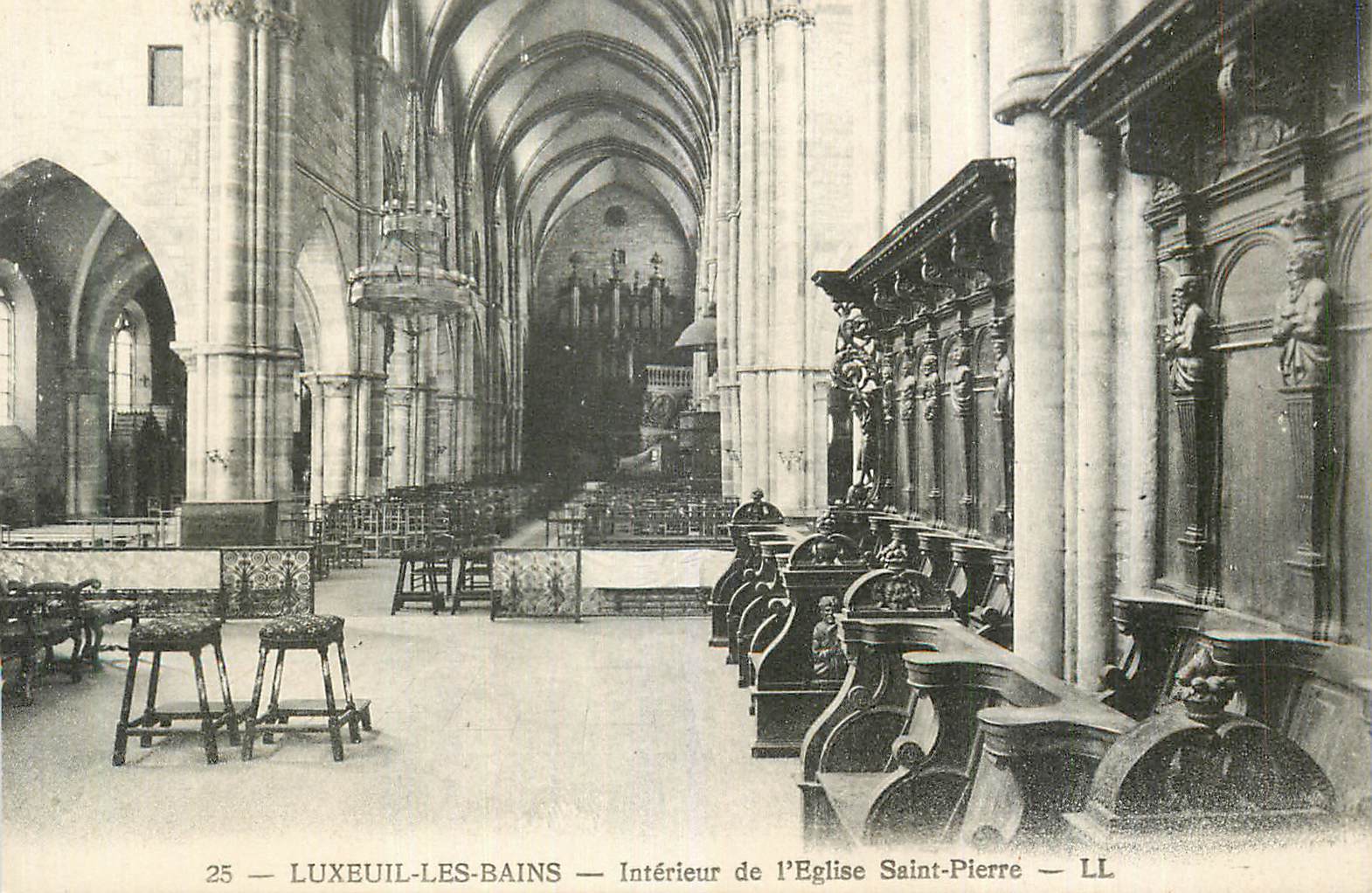LUXEUIL-LES-BAINS — Intérieur de l'Église Saint-Pierre — LL
