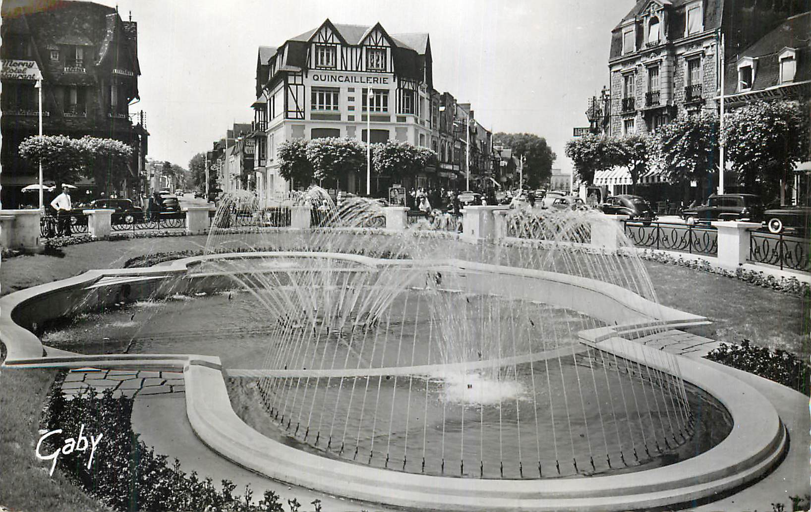 Fontaine centrale — place animée — Gaby