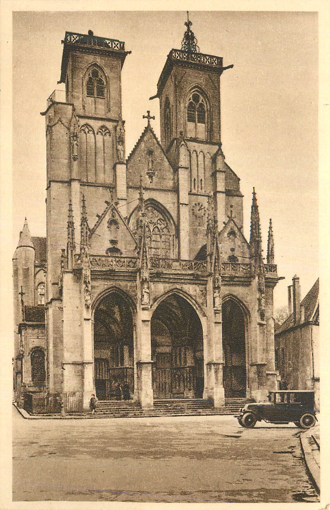 CPA Semur Facade de l Eglise Notre Dame Mon hist Automobile