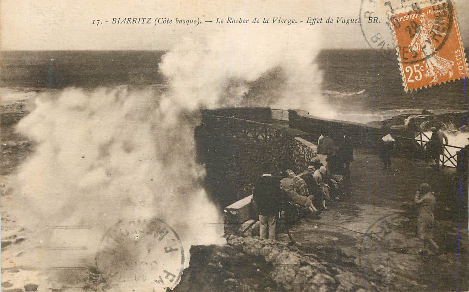 CPA Biarritz Cote basque Le Rocher de la Vierge Effet de Vague
