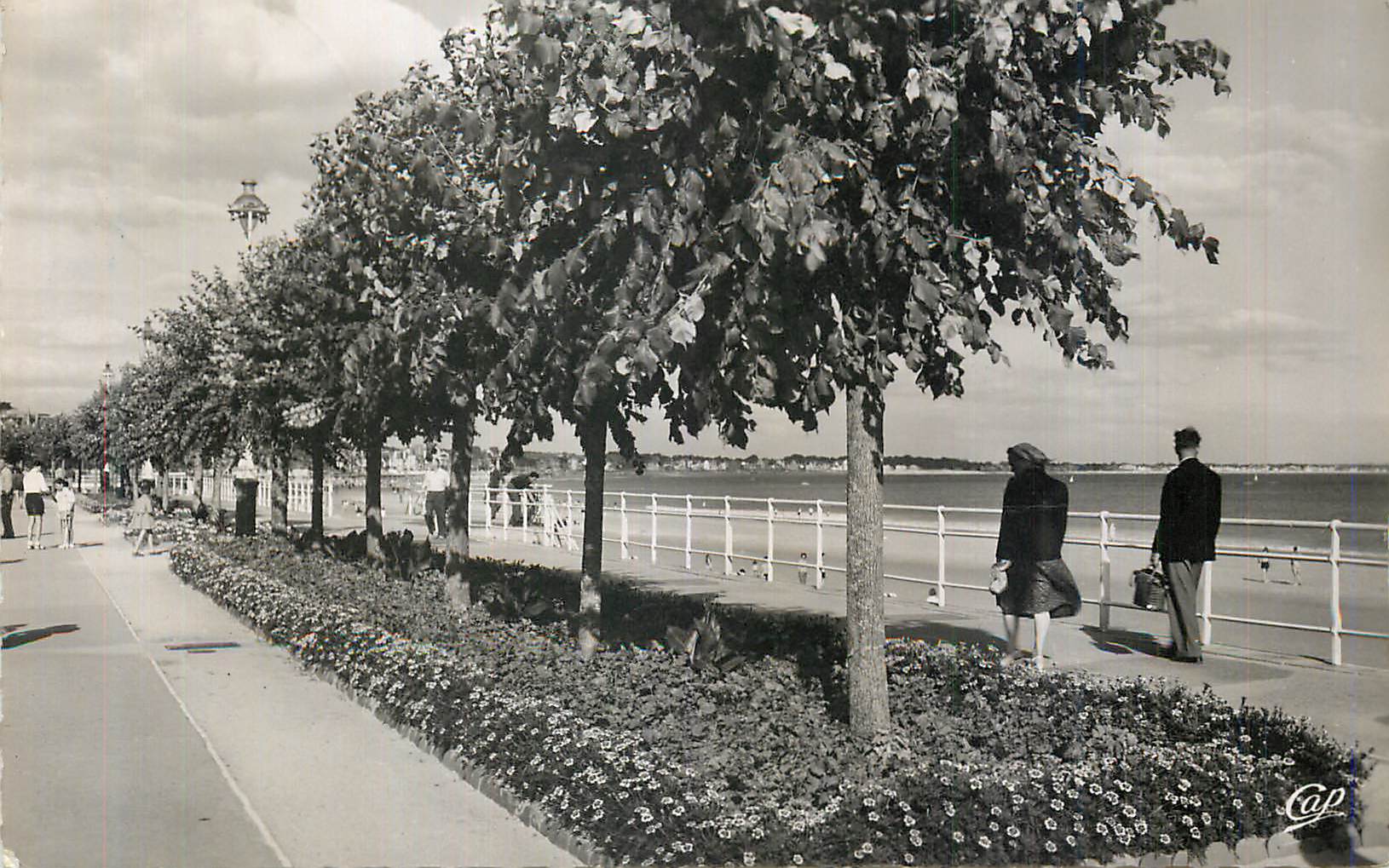 CPM La Baule Les Promendaes et la Plage
