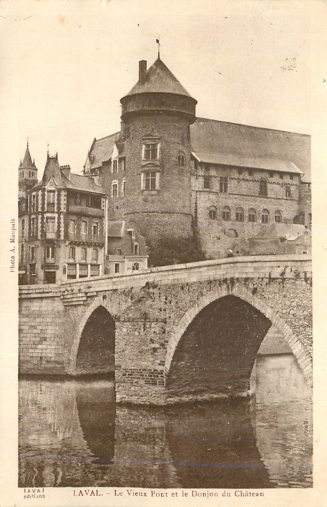CPA Laval Le Vieux Port et le Donjon du Chateau