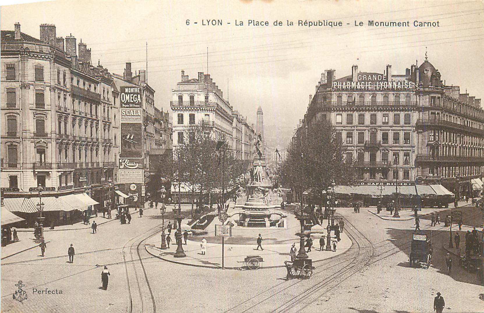 CPA Lyon La Place de la Republique Le Monument Carnot