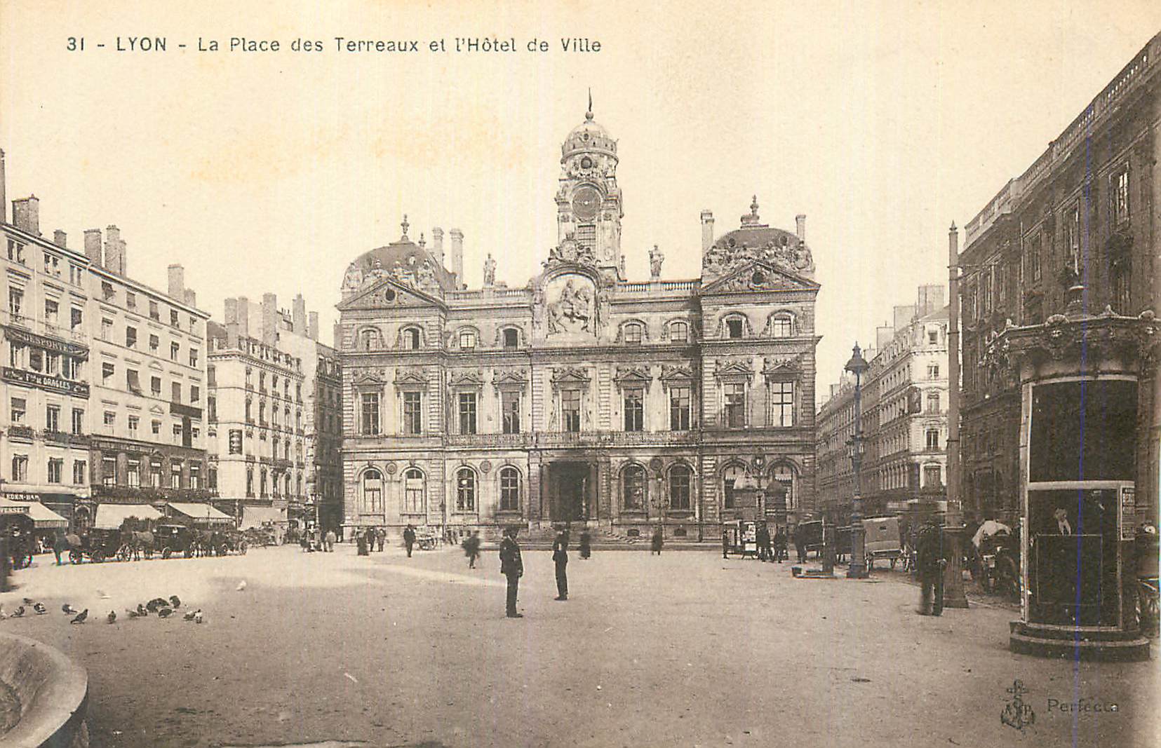 CPA Lyon La Place des Terreaux et l Hotel de Ville
