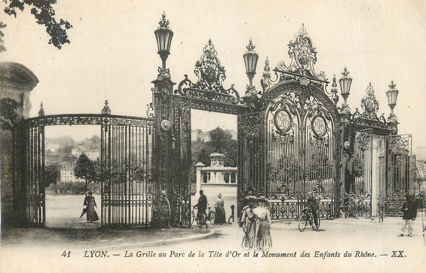 CPA Lyon La Grille au Parc de la Tete d Or et le Monument des Enfants du Rhone