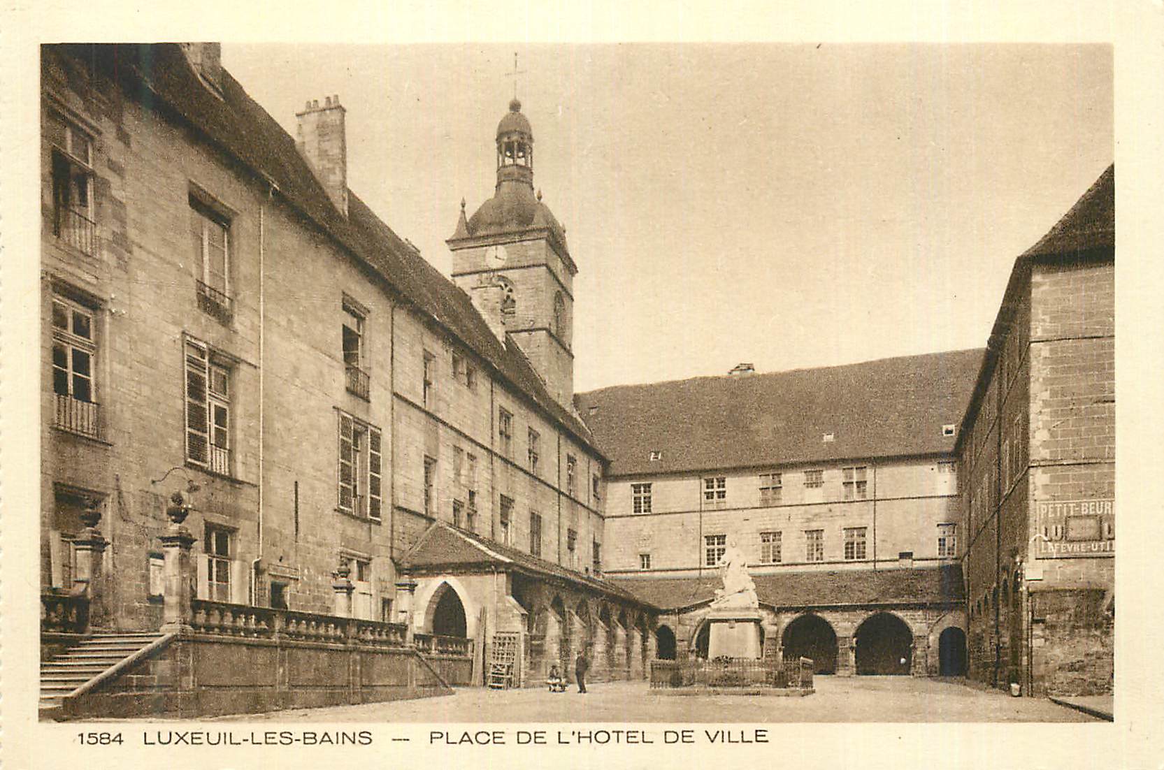 LUXEUIL-LES-BAINS — PLACE DE L'HOTEL DE VILLE — éditeur Petit-Beur, n° 1584