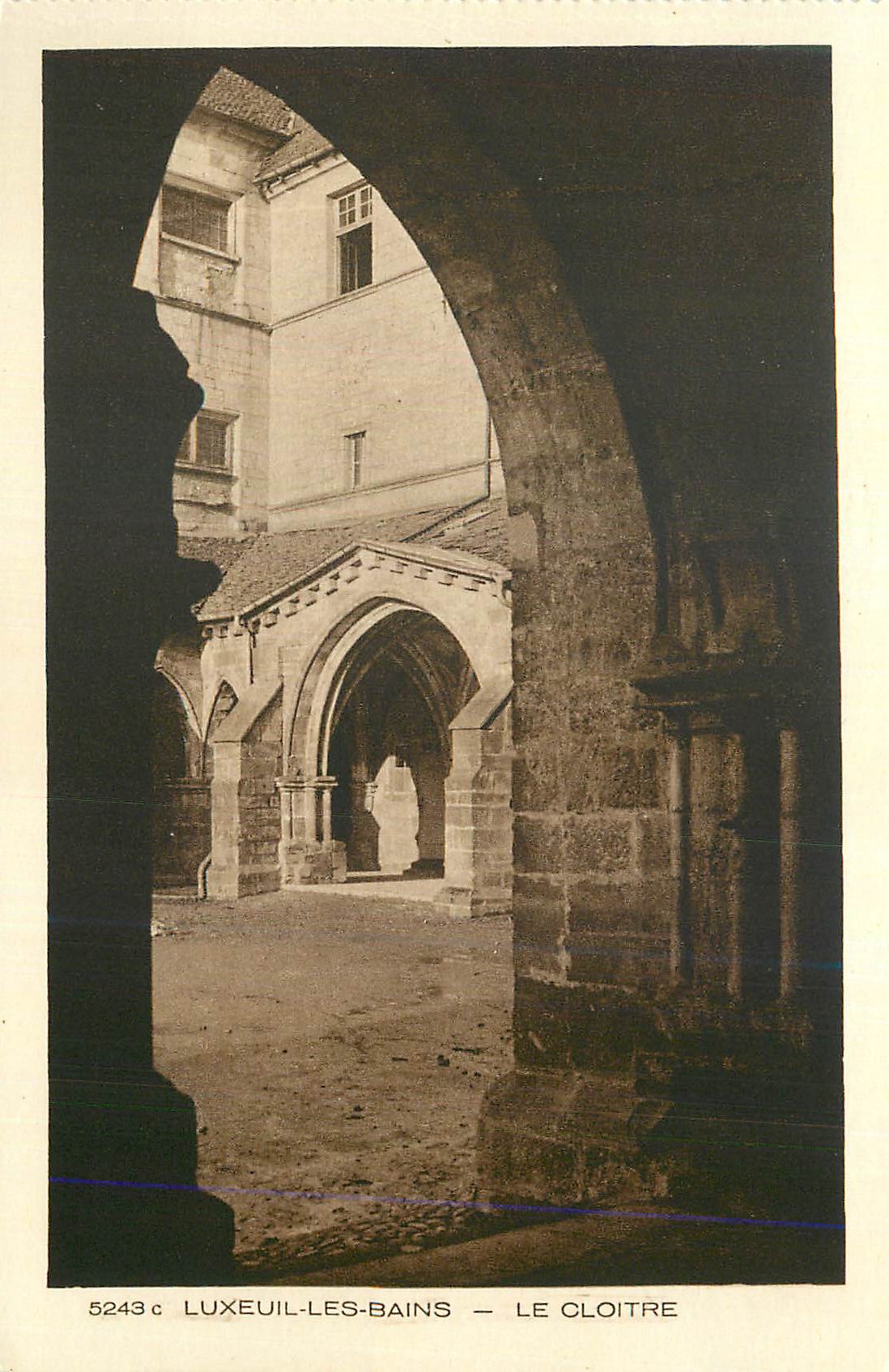 CPA Luxeuil les Bains Le Cloitre