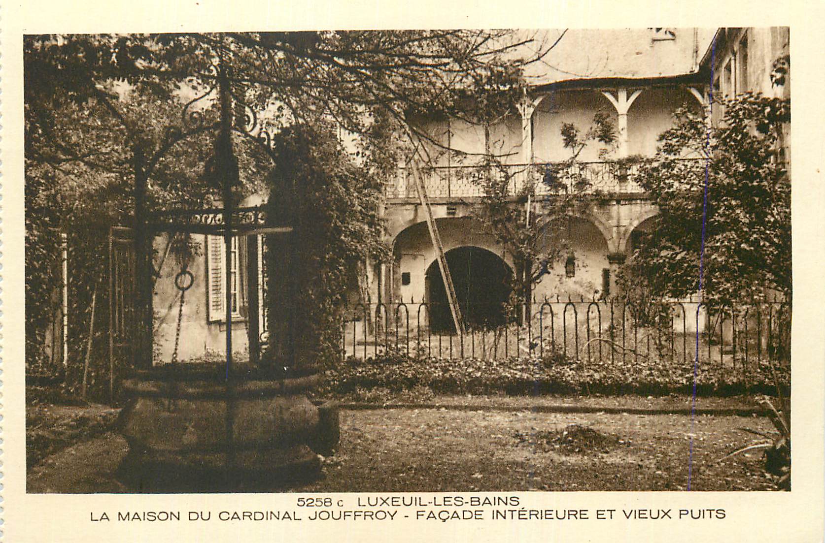 La Maison du Cardinal Jouffroy — Façade intérieure et vieux puits — Luxeuil-les-Bains