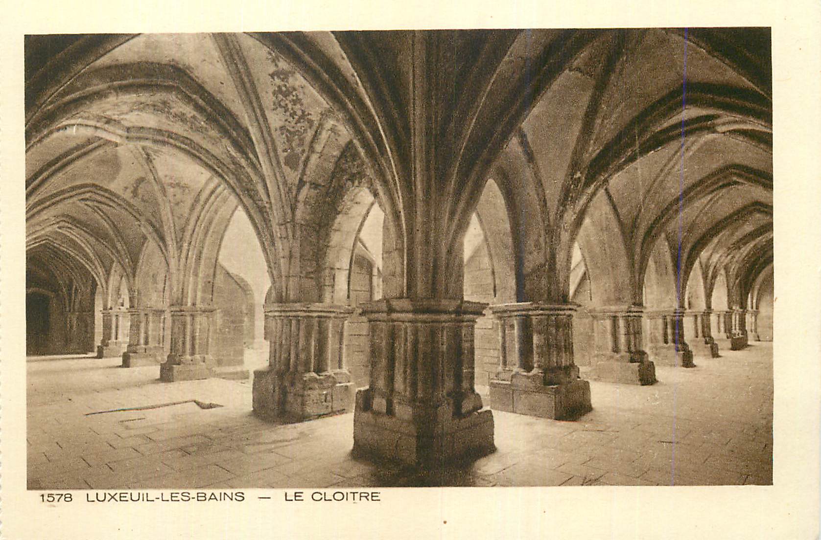 CPA Luxeuil les Bains Le Cloitre