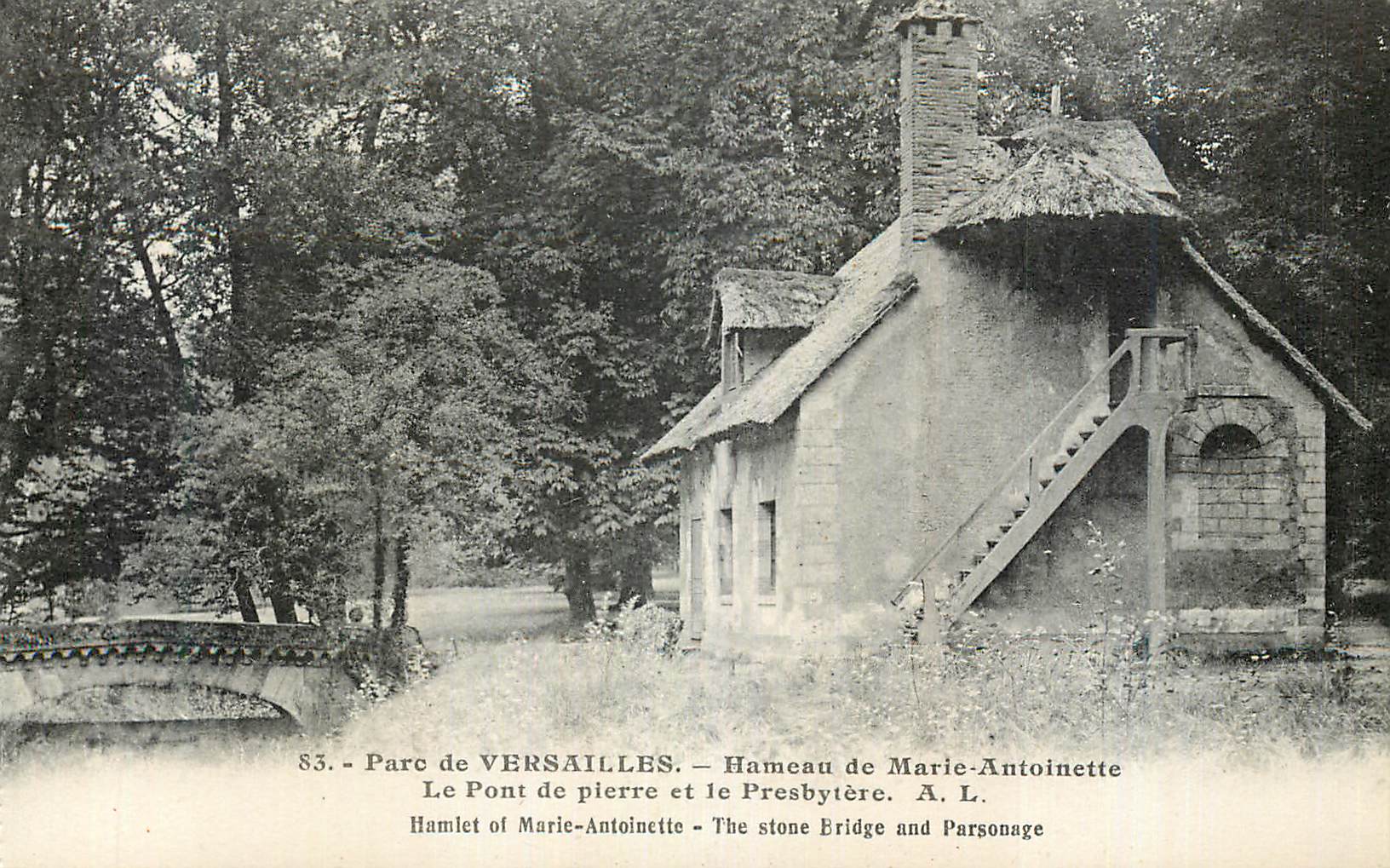 CPA Parc de Versailles Hameau de Marie Antoinette Le Pont de pierre et le Presbytere