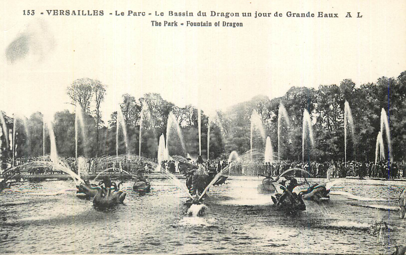 CPA Versailles Le Parc Le Bassin du Dragon un jour de Grande Eaux