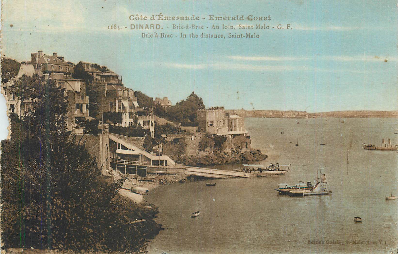 CPA Cote d Emeraude Dinard Bric a brac Au loin Saint Malo
