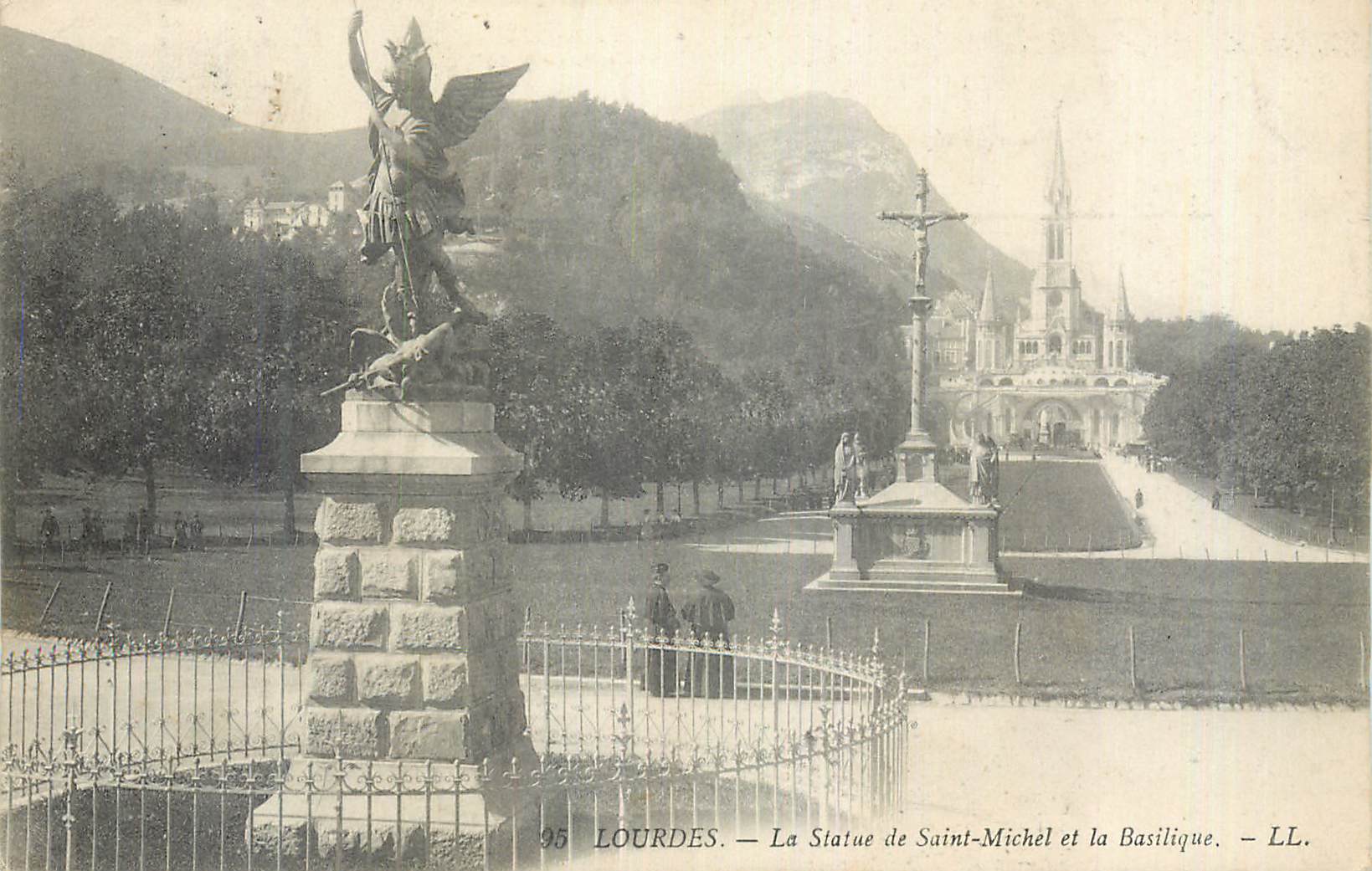 CPA Lourdes La Statue de Saint Michel et la Basilique