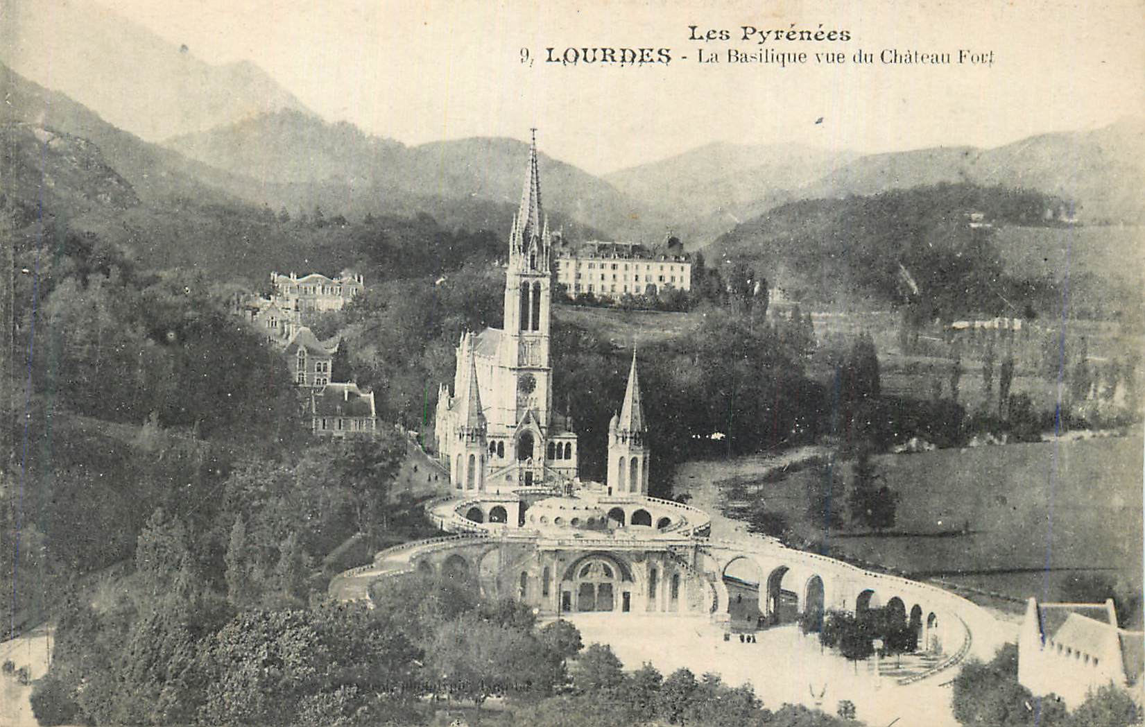CPA Les Pyrenees Lourdes La Basilique vue du Chateau Fort