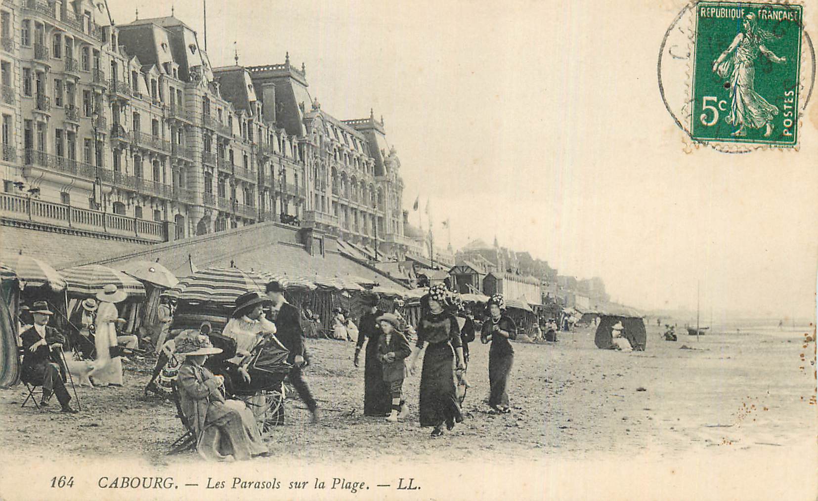 CPA Cabourg Les Parasols ser la Plage