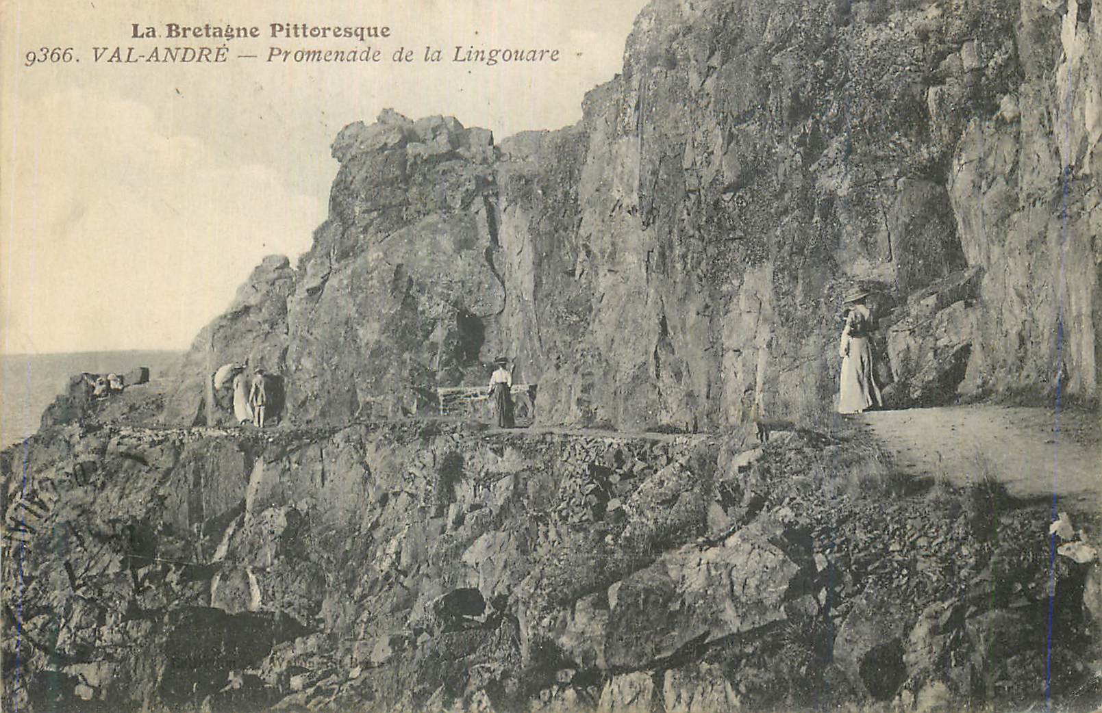 CPA La Bretagne Pittoresque Val Andre Promenade de la Lingouare