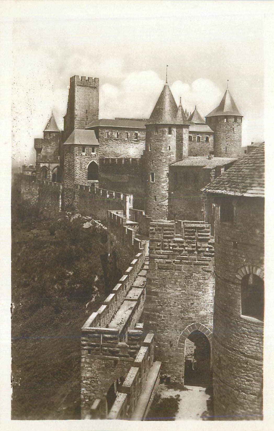 CPA Carcassonne Le Chateau et la Porte de l Aude