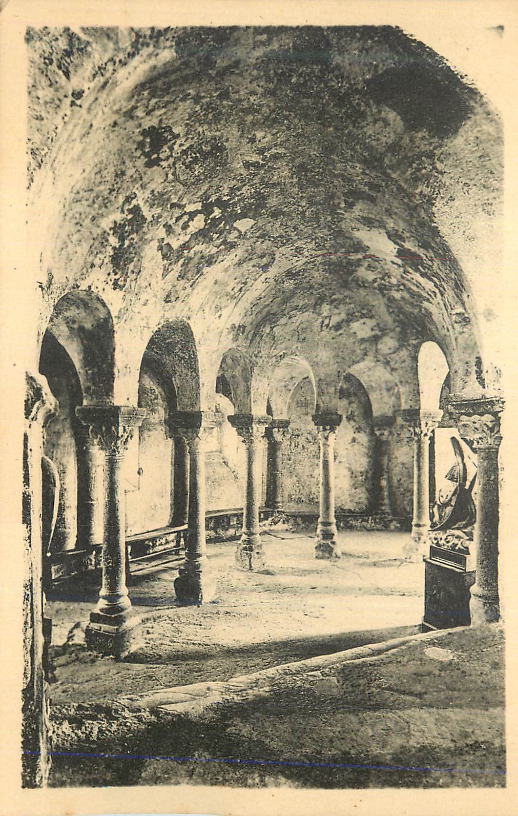 Intérieur d'un cloître ruiné — éditeur non identifié