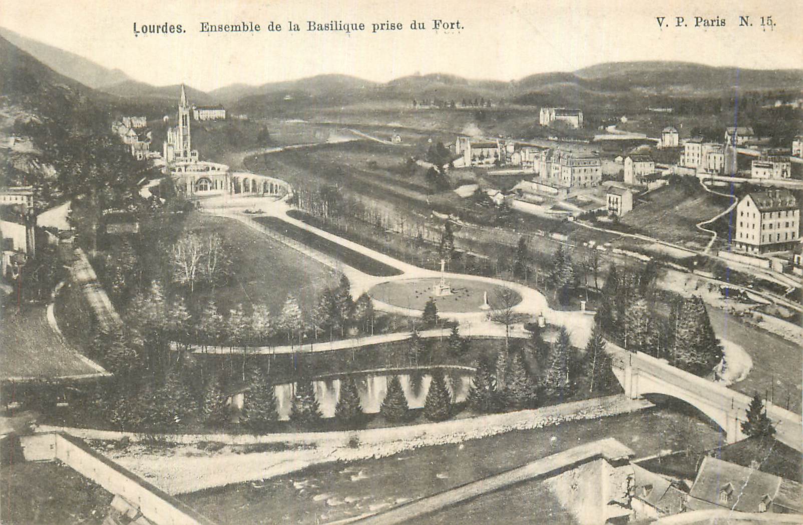 CPA Lourdes Ensemble de la Basilique prise du Fort