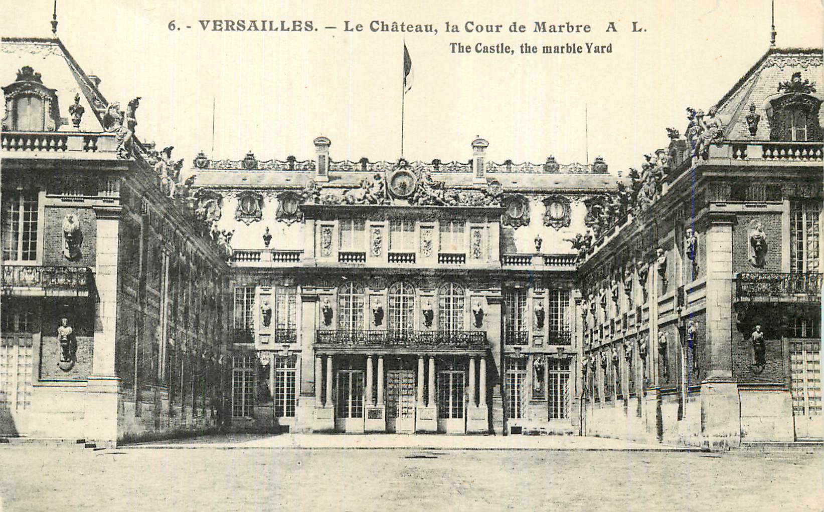 CPA Versailles Le Chateau la Cour de Marbre