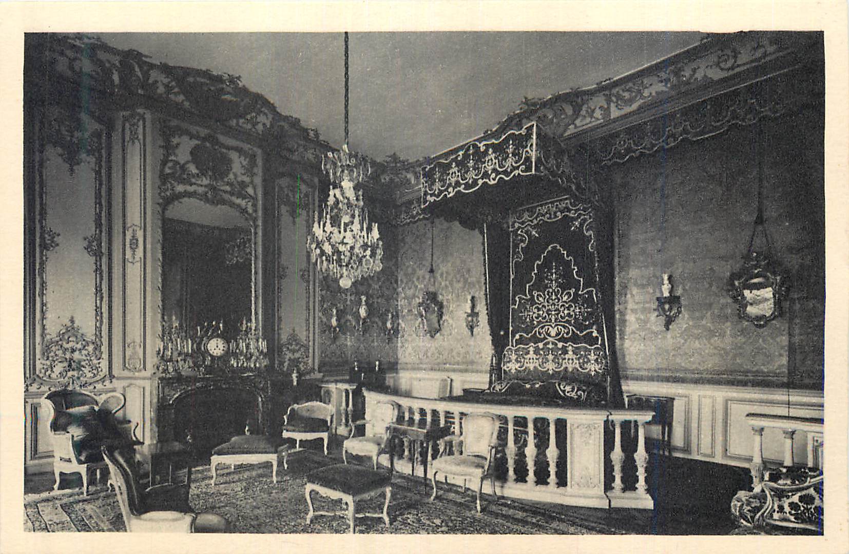 Intérieur d'un salon richement décoré — éditeur non visible