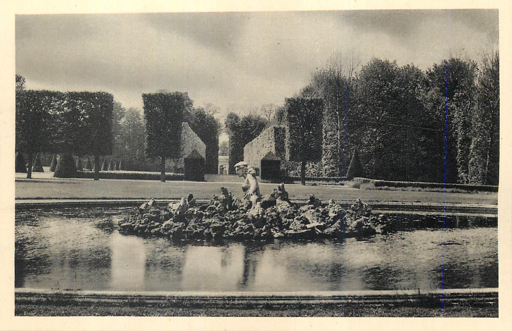 Jardin de l'abbaye de Villeneuve-lès-Avignon — Fontaine avec statue — Éditeur non identifiable