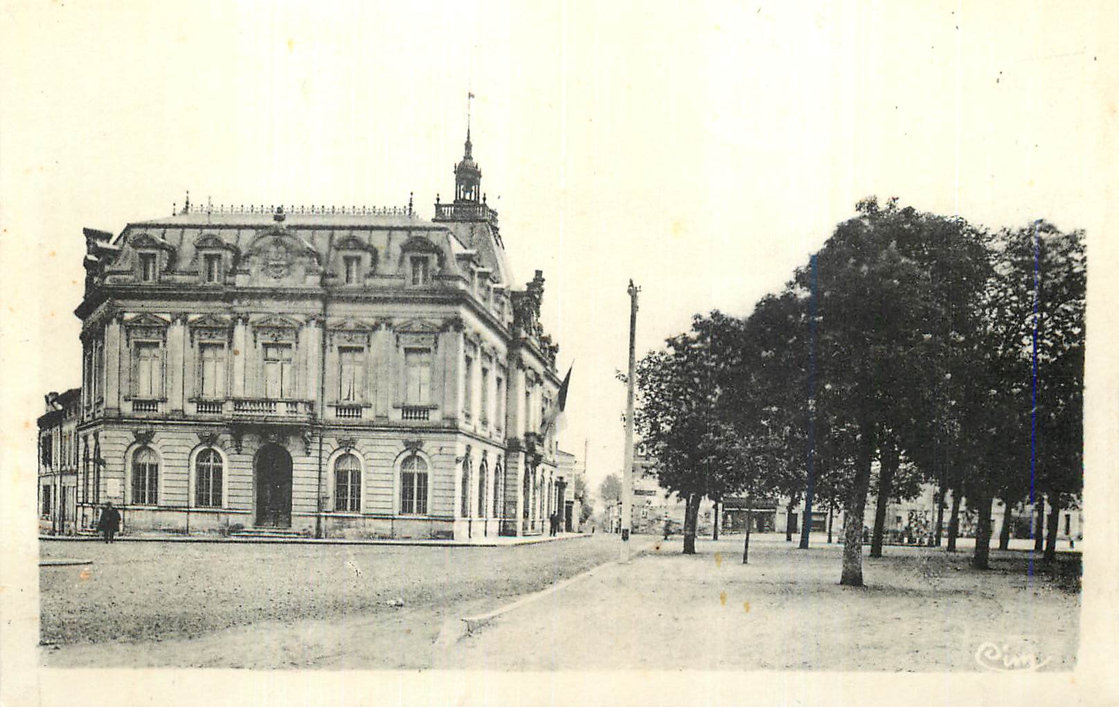 CPA Coutras Gironde Hotel de Ville