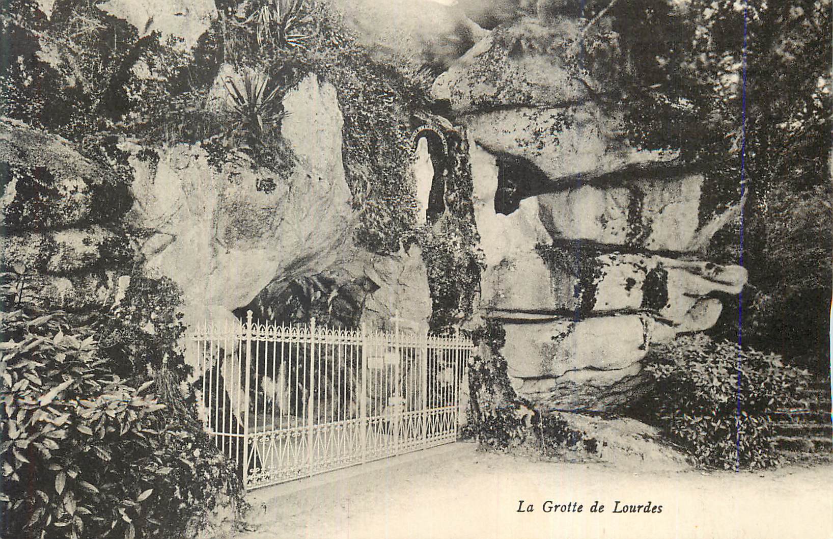 CPA La Grotte de Lourdes Pensionnat Saint Gabriel Saint Laurent sur Sevre Vendee