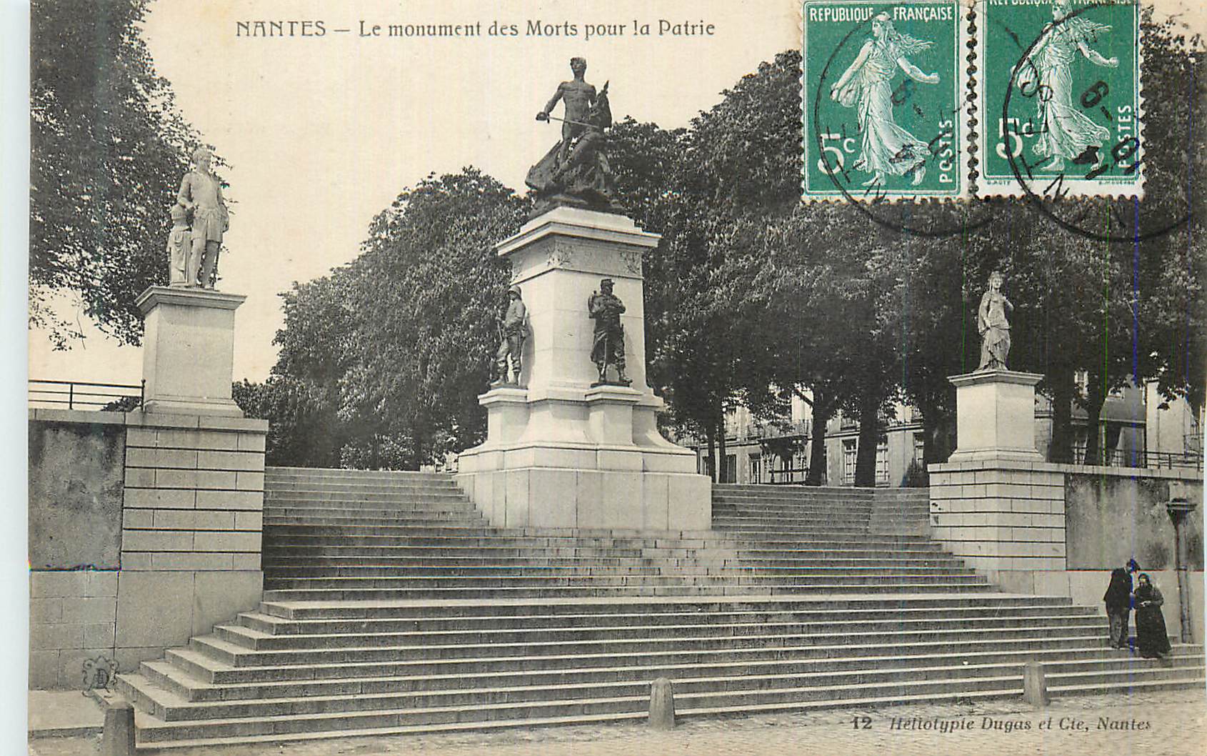 CPA Nantes Le monument des Morts pour la Patrie