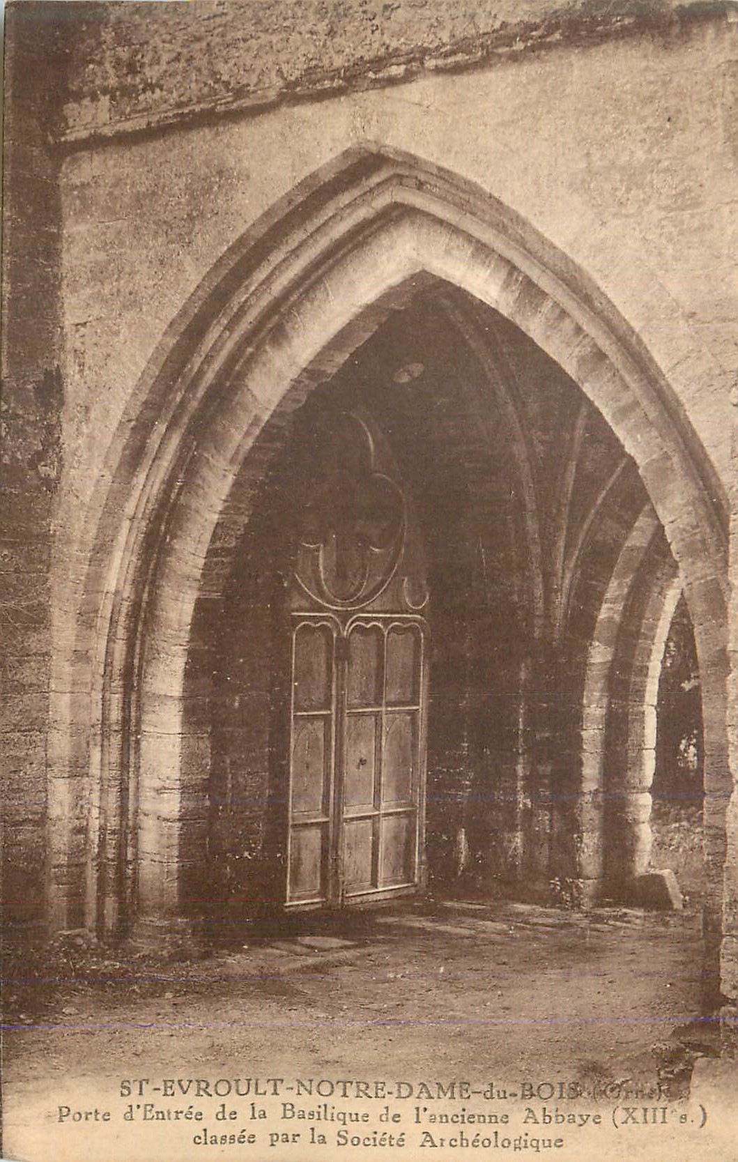 CPA St Evroult Notre Dame du Bois Porte d Entree de la Basilique de l ancienne Abbaye xiii s classee par la Societe Arch