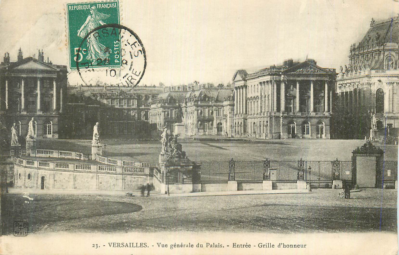 CPA Versailles Vue generale du Palais Entree Grille d honneur