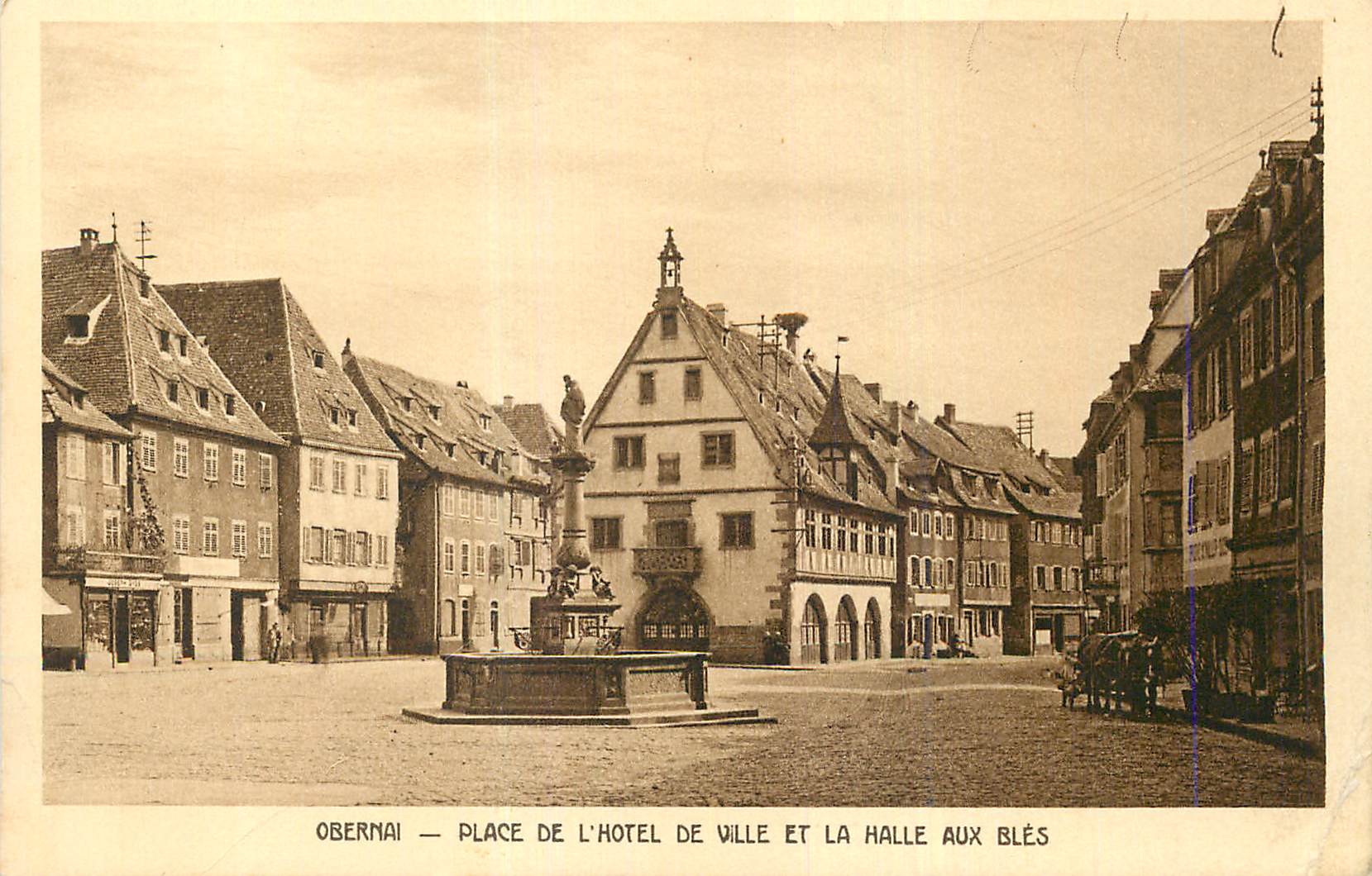 CPA Obernai Place de L Hotel de Ville et la Halle aux Bles