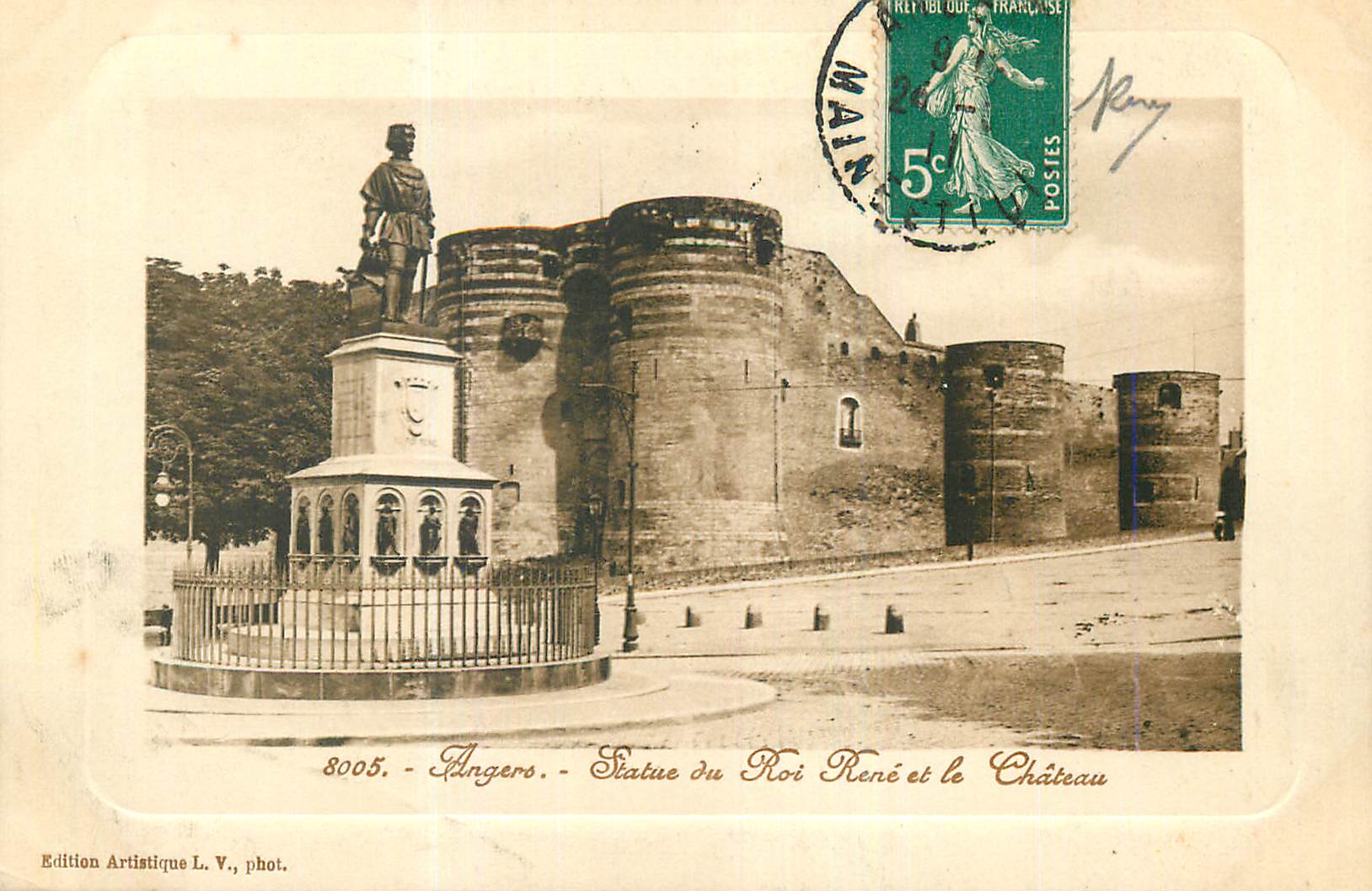 CPA Angers Statue du Roi Rene et le Chateau