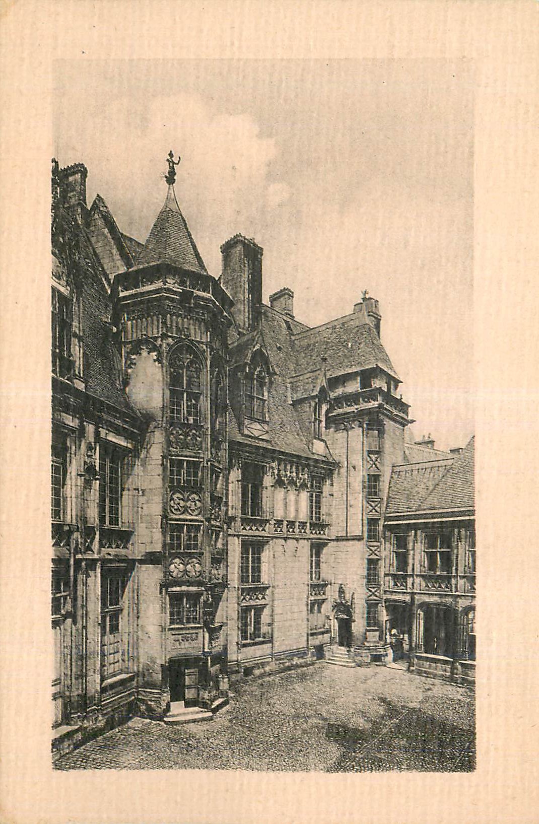 CPA Bourges Palais Jacqyes Coeur La cour