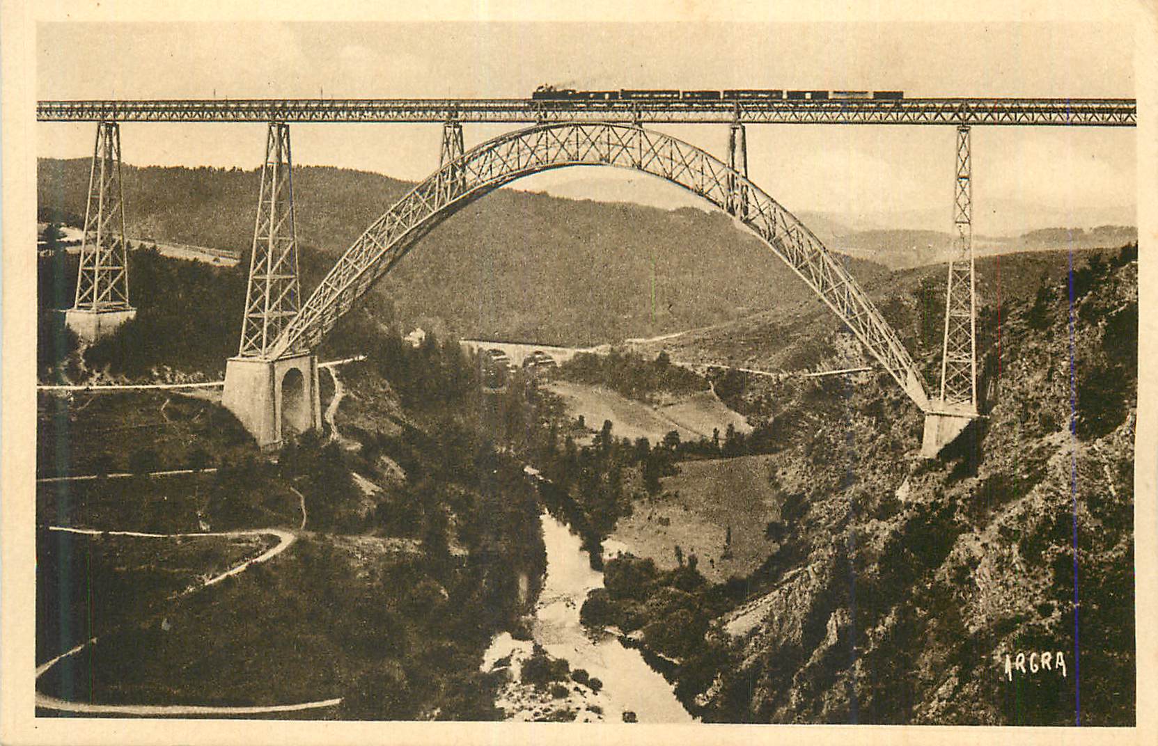 CPA Garabit Cantal Viaduc et Vallee de la Truyere Train