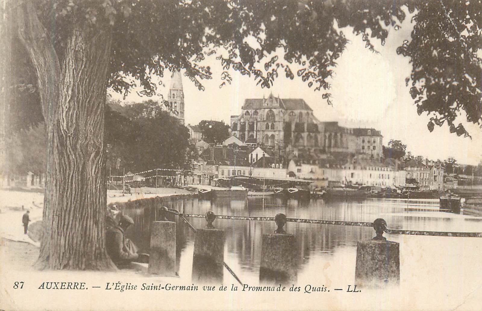 CPA Auxerre E Eglise Saint Germain vue de la Promenade des Quais