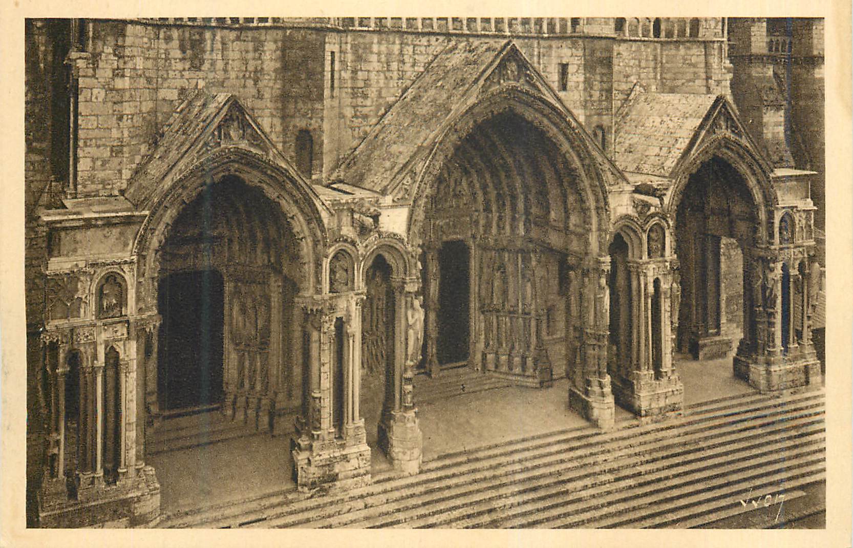 Portail de la cathédrale — vue d'ensemble — éditeur non identifié, n° de série non lisible
