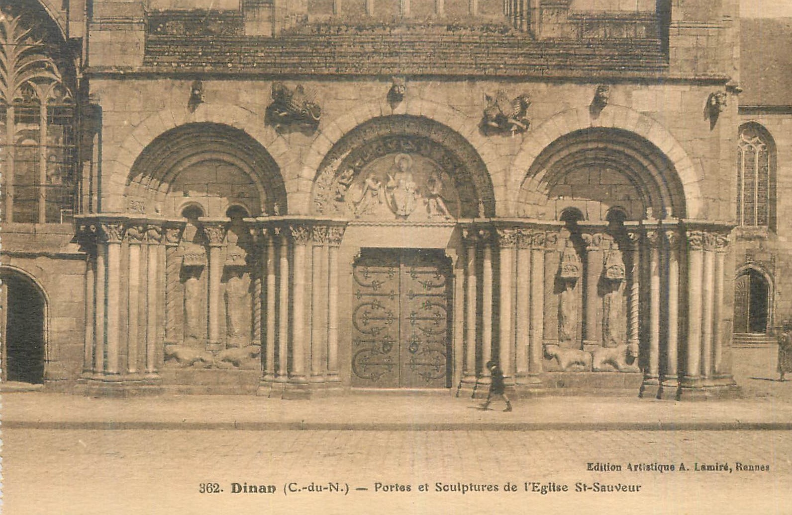 CPA Dinan C du N Portes et Sculptures de l Eglise St Sauveur
