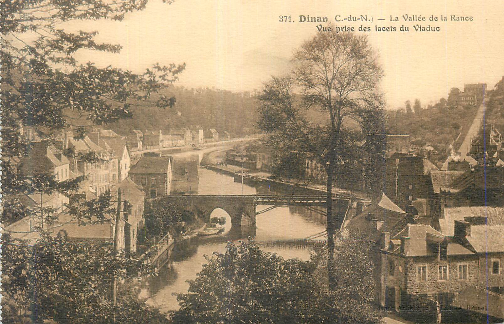 CPA Dinan C du N La Vallee de la Rance vue prise des lacets du Viaduc