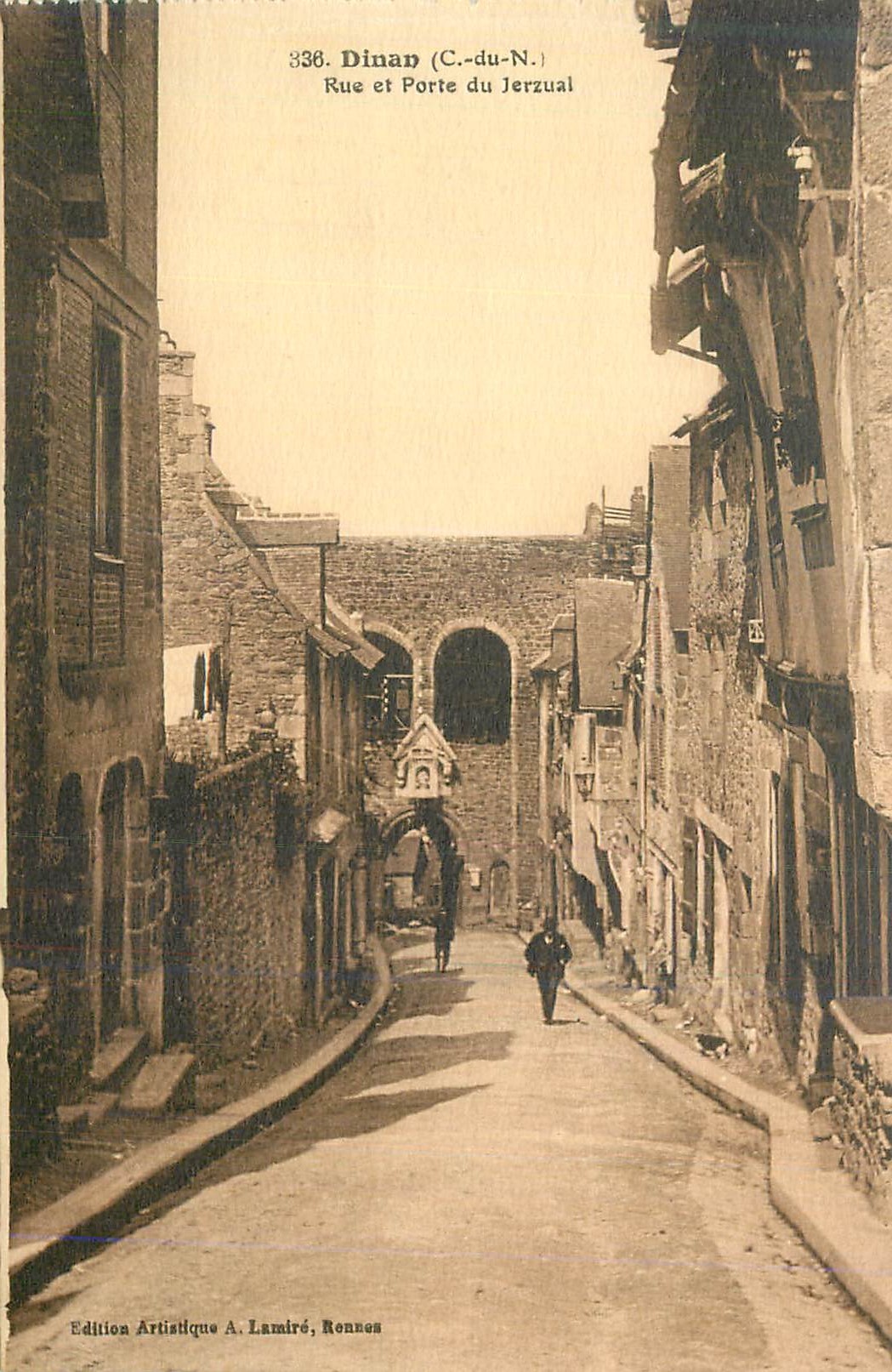 CPA Dinan C du N Rue et Porte du Jerzual